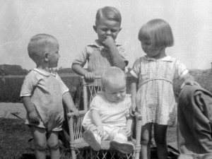 4 siblings around 1939